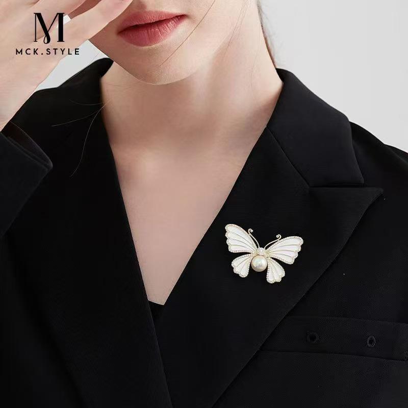 Elegant Pearl Butterfly Brooch: Luxury Pin for Women’s Suits and Clothing