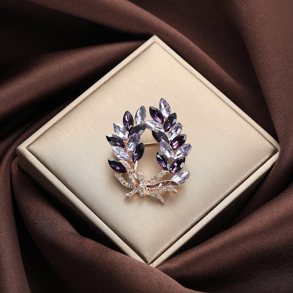 

New fashion colored diamond brooch women s niche suit jacket decorative chest true temperament light luxury accessories 4.9X5.0（13.6g） рожевий колір золота