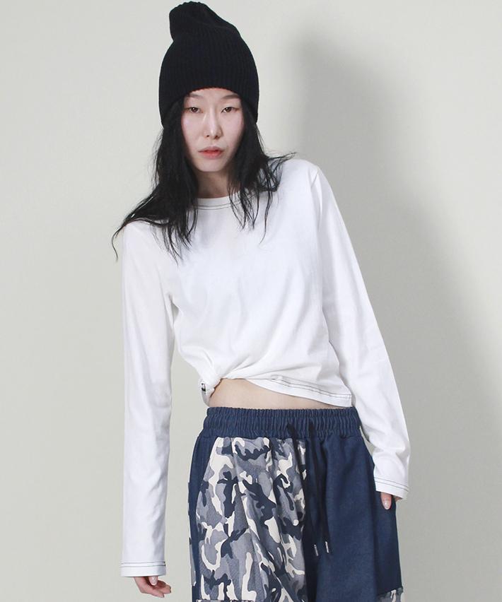 Deumakeu Outstitch Contrast Semi-Crop Long Sleeve T-Shirt Ivory