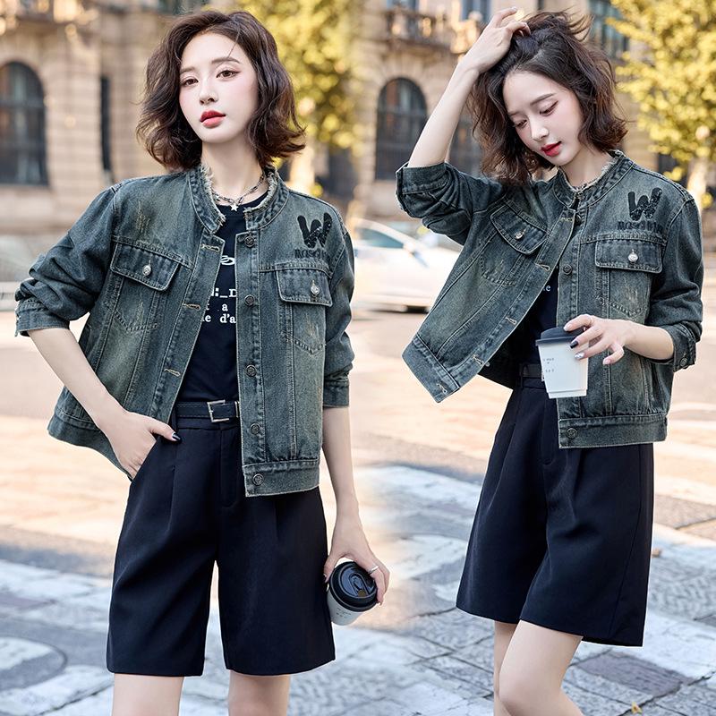 

Женская джинсовая куртка в корейском стиле с пайетками и заклепками YB6620 L (57-68 kg) синий