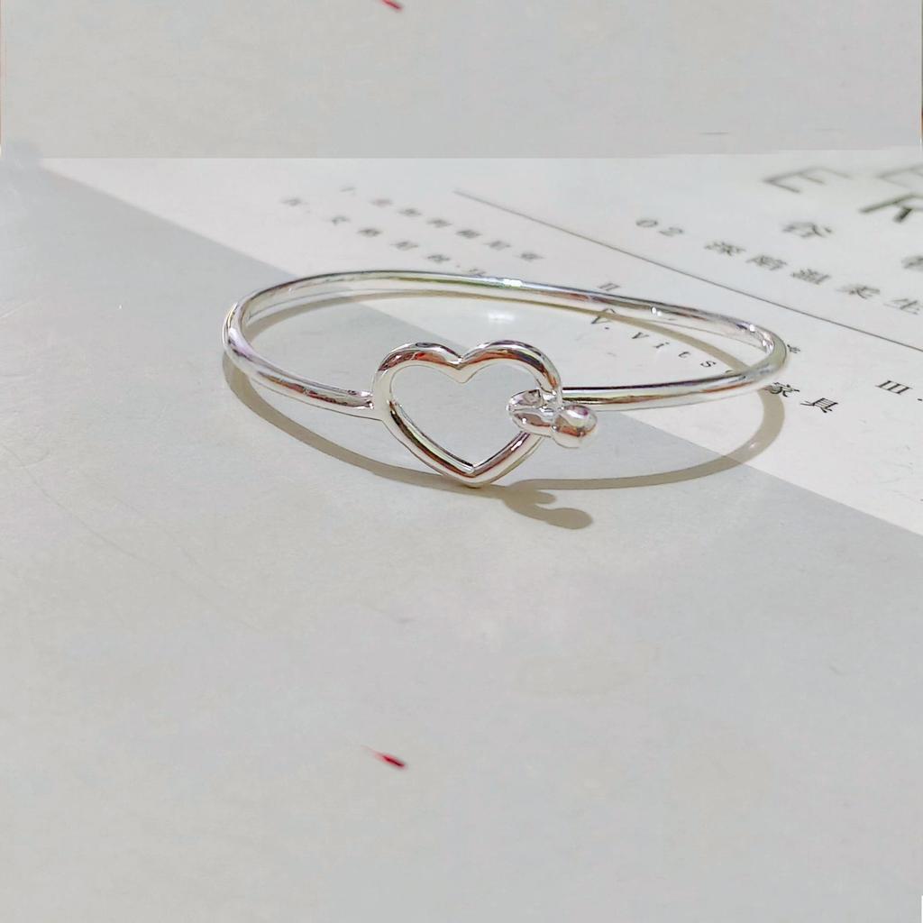 Creative Heart Buckle Women's Bracelet - Sweet, Versatile, Trendy, and Unique Niche Fashion Jewelry.