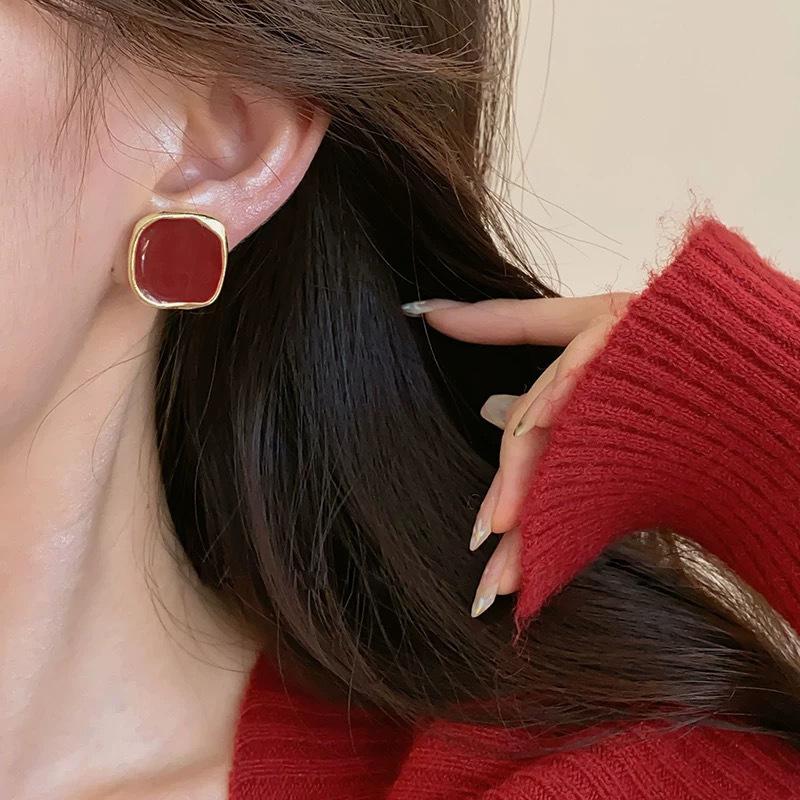

Retro burgundy square drip glaze autumn and winter stud earrings, advanced ear clips without holes, exquisite earrings,light luxury earrings