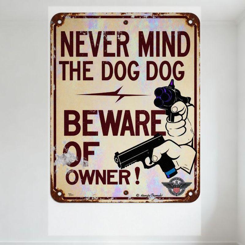 

Vintage Never Mind The Dog, Beware Of Owner Metal Tin Sign with Guns Illustration - Rusty Faded Aged Wall Decor for Bar Cafe M 20x30cm（7.8x11.8inch）