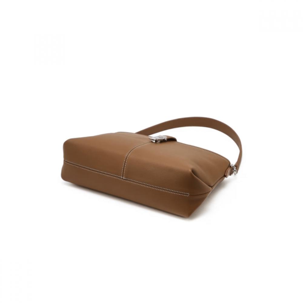 Daks Cla Black Cowhide Shoulder Bag With Buckle Dcba6f174w2