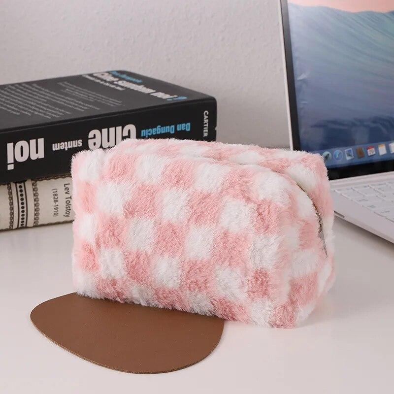 

Новая мягкая плюшевая косметичка в шахматном порядке на молнии, портативная косметичка большой емкости, сумка для туалетных принадлежностей, дорожная сумка-органайзер для макияжа 18x10x9cm розовый