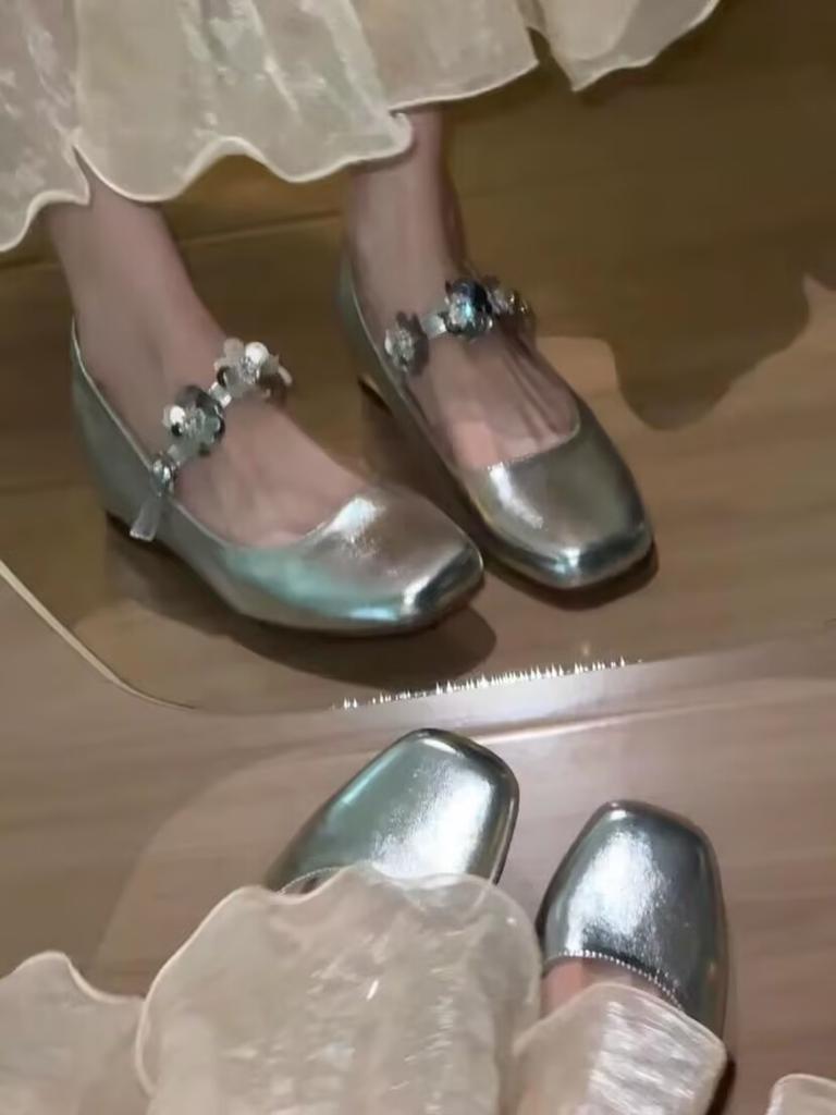 2025 neue französische quadratische Zehenpartie flache Sohle Schuhe Weiblichkeit Nische Blumen Wort mit silbernen Mary Jane Schuhen Damenschuhe