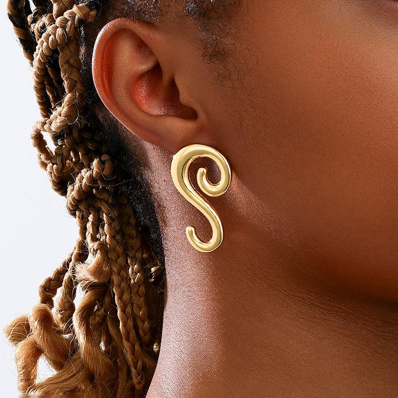 

Creative letter big S spiral pattern ladies earrings золотой