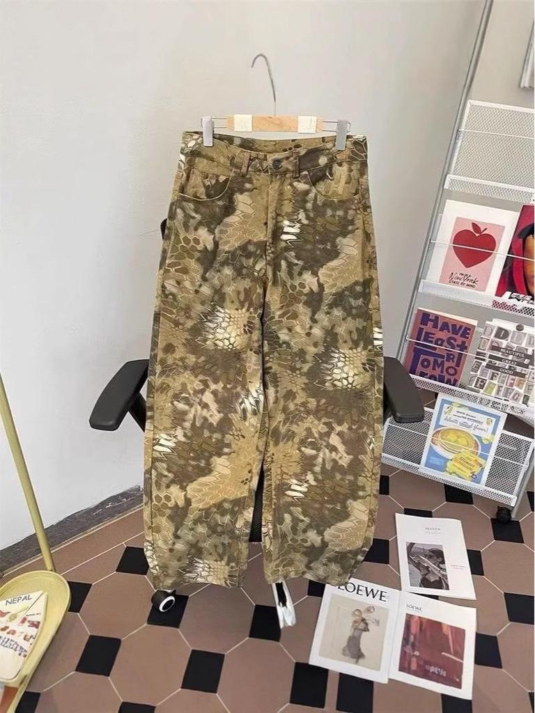 Pánské džíny s hadím potiskem a maskáčovým vzorem – Trendy high streetový vibe, rebelský streetový styl, mírně rozšířená rovná nohavice.