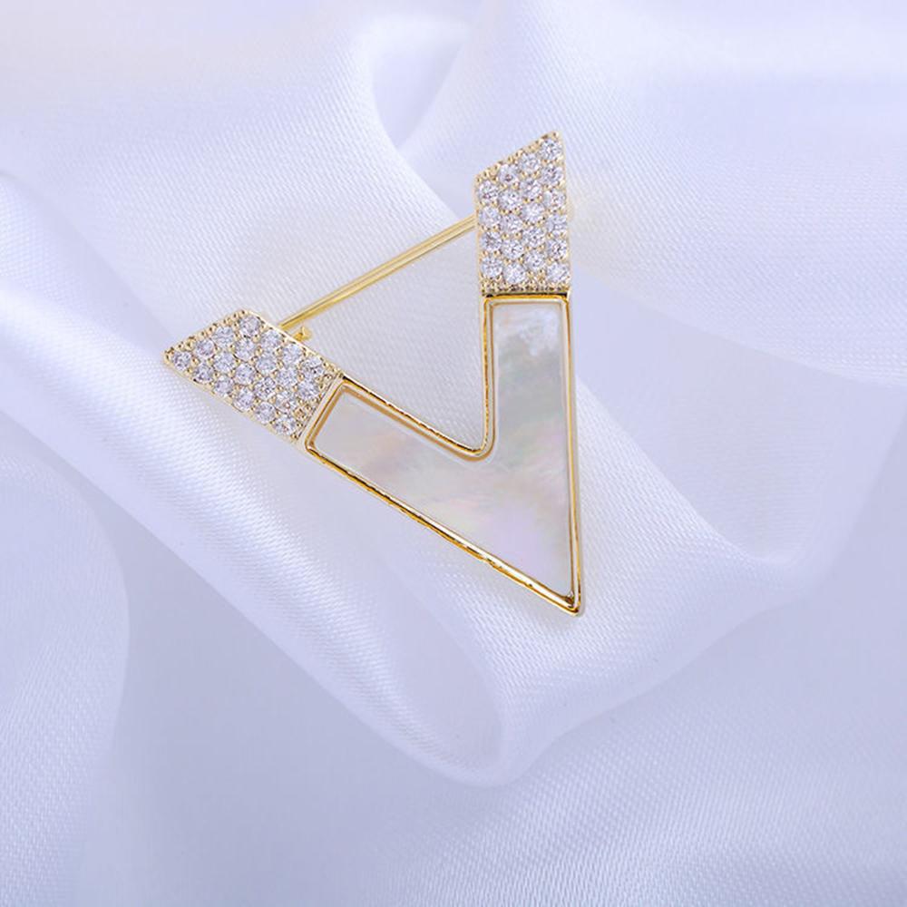 Luxury Rhinestone Letter D Brooches for Women Zircon Pearl Lapel Pins Gold Color Metal Party Clothes Suit Small Accessories Gift