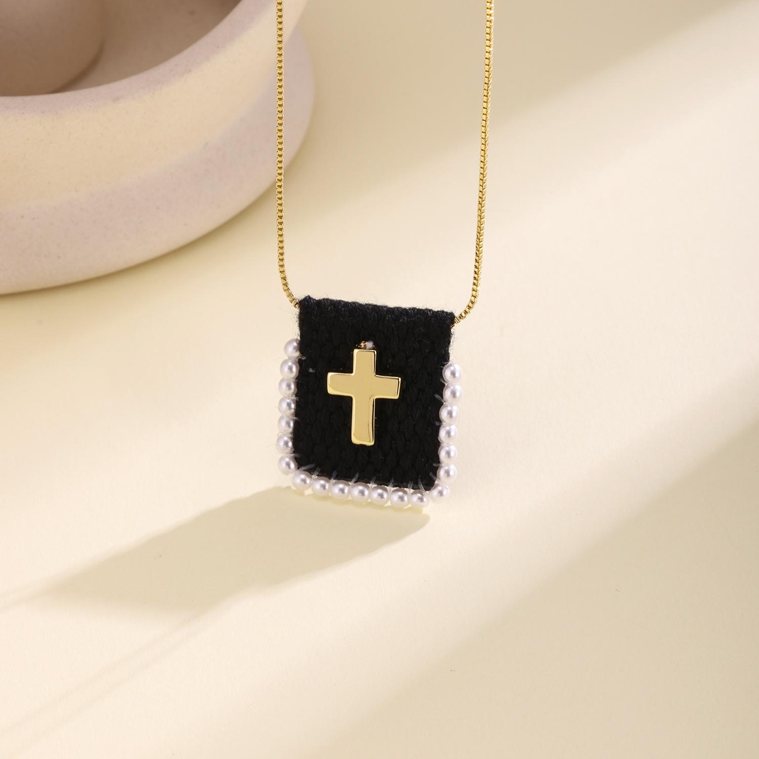 

Nidin New Fashion Woven Cloth Square Cross Pendant Necklace With Pearl Edge Christian Faith Religious Jewelry Gift For Women чорний