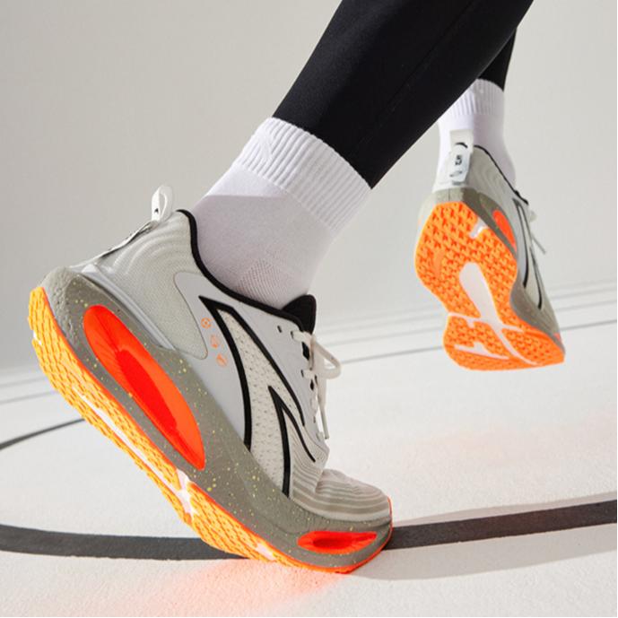 Anta Wormhole Commuting Chaussures de Course Polyvalentes Tissu Absorption des Chocs Résistant à l'Usure Baskets Basses Baskets Homme Gris Orange 112535543R-4