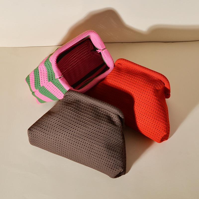 Nuova Borsa da Spiaggia Lavorata a Maglia: Elegante Pochette a Nuvola con Grande Capienza e Design Color Block