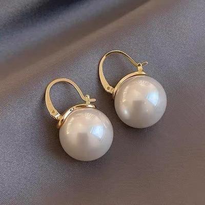 Pearl Earrings: Retro, High-End, Simple, Luxurious Design, Trendy.