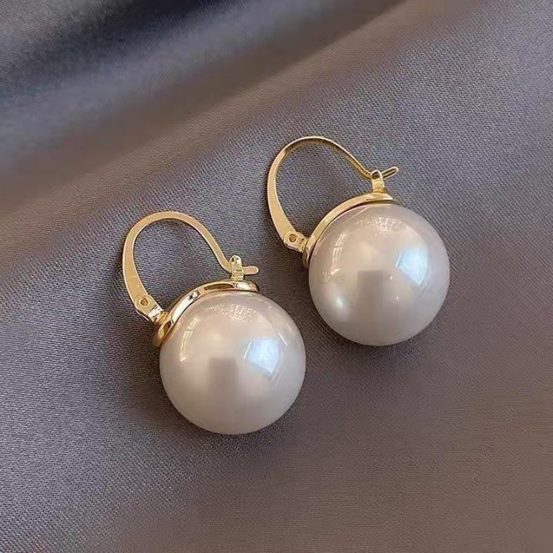

Pearl Earrings: Retro, High-End, Simple, Luxurious Design, Trendy. шампанського