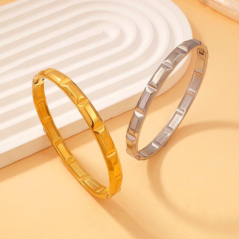Stainless Steel Colorfast Luxury Bracelet with Unique Design