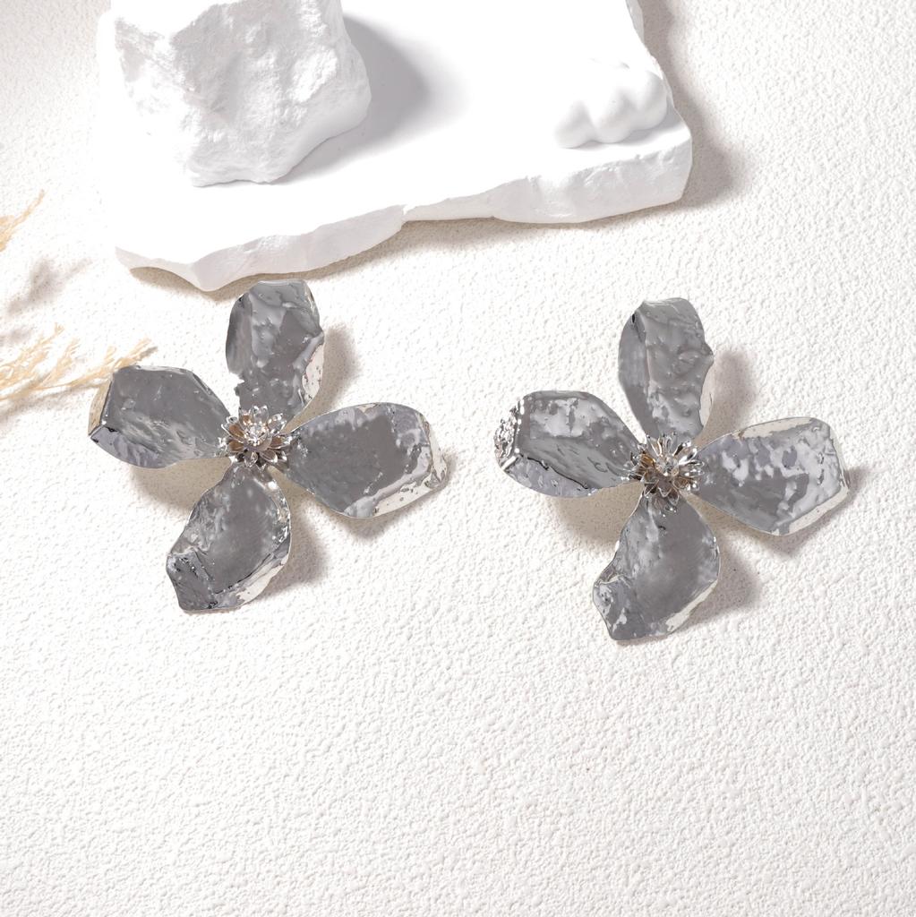Exaggerated three-dimensional flower earrings for women, a light luxury and high-end metallic style, fashionable and individual earrings for women