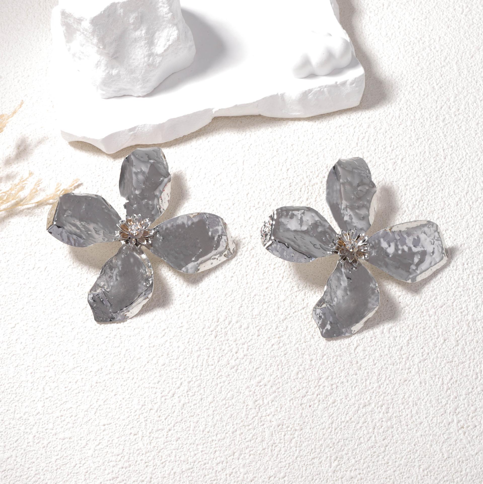 

Exaggerated three-dimensional flower earrings for women, a light luxury and high-end metallic style, fashionable and individual earrings for women