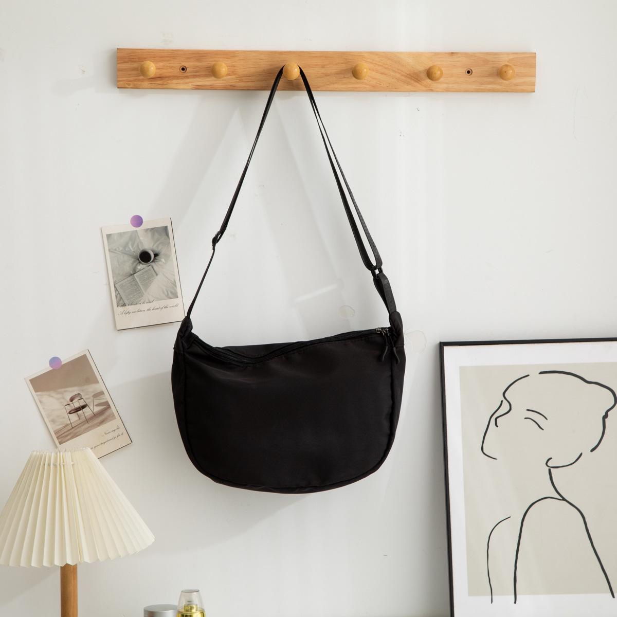 

2026 Новая нишевая дизайнерская сумка через плечо Минималистичная корейский стиль Легкая сумка через плечо Женские сумки Наружная сумка для ключей и телефона чёрный