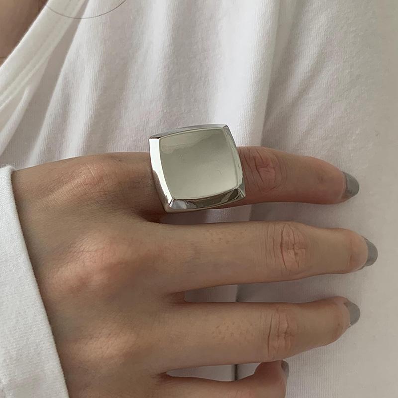 

Индивидуальность преувеличенное гладкое геометрическое квадратное металлическое кольцо женское нишевое уникальное изысканное модное универсальное кольцо