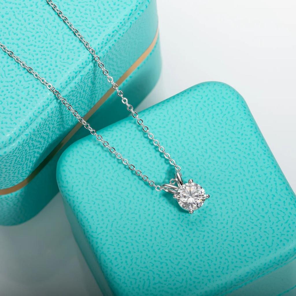 1ct D färg Moissanite Diamond 18K guldpläterad fyra klor hänge halsband Jubileumspresenter