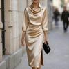 Abito midi da donna in raso con scollo a drappeggio, maniche lunghe e spacco laterale, vestibilità aderente slim fit per feste serali