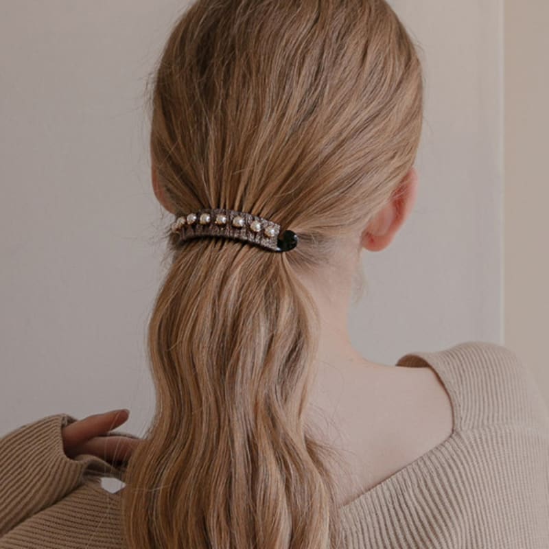 Jean Paul Clarisse Tay Pearl Crescent Banana Pin LFPT0754