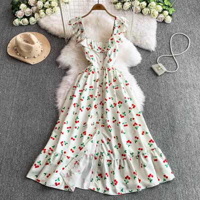 Ein taillenbetontes, schlankmachendes Damenkleid mit quadratischem Ausschnitt und süßem und elegantem einreihigem Kirschdruck