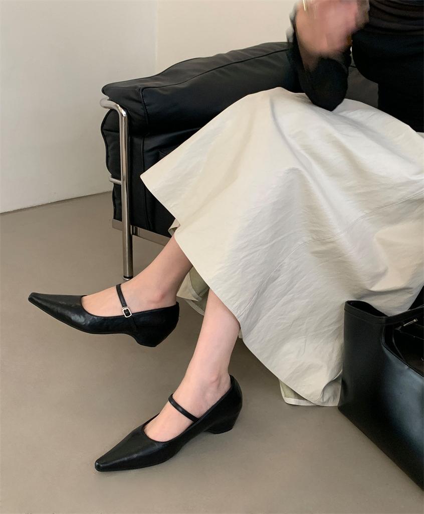 Temperament retro inner height increase Spring and Autumn French pointed head with metal buckle shallow mouth single shoes women's new 2025