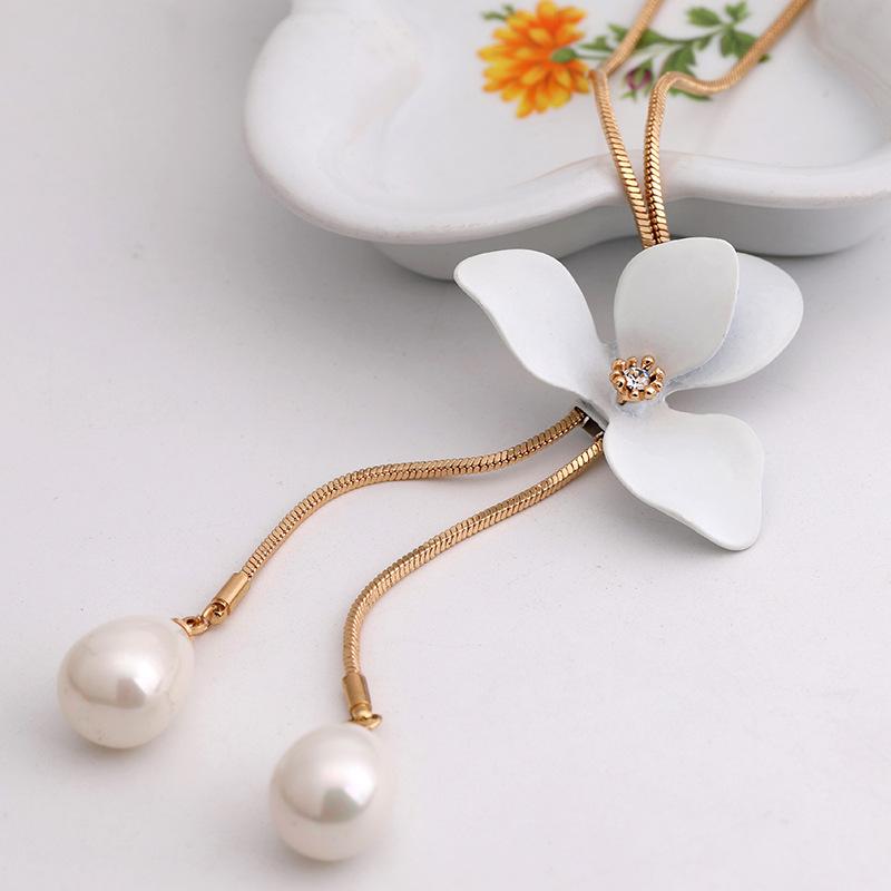 

Шикарное и стильное ожерелье-длинная цепочка для женщин, украшенное красивыми цветами из сплава, идеально подходящее для осени и зимы. белый