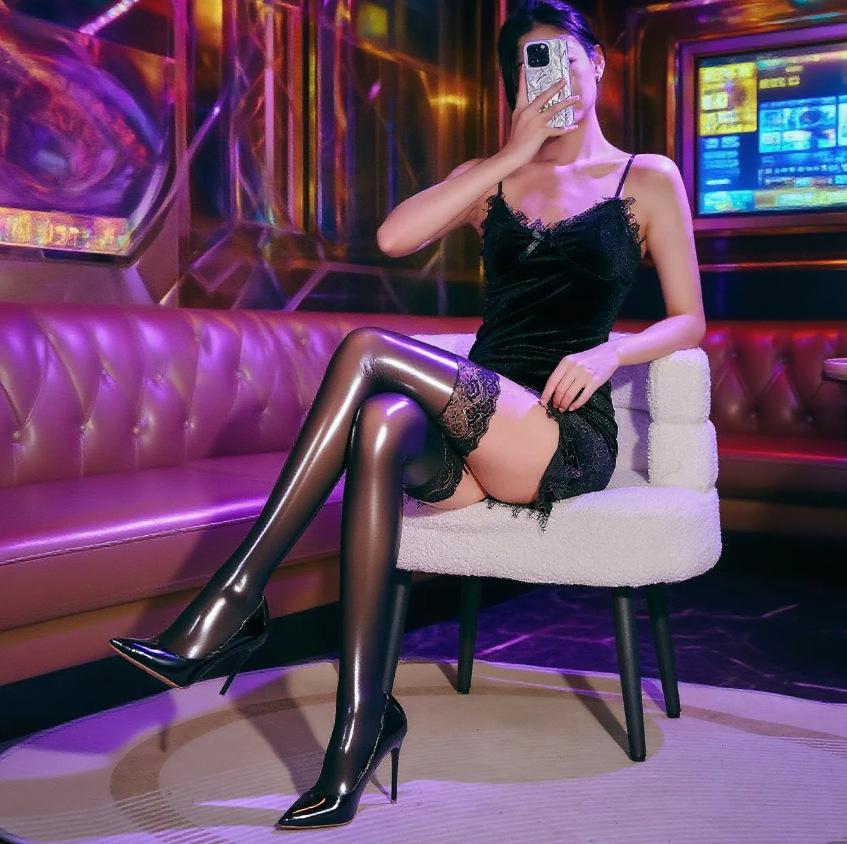 Chaussettes montantes en dentelle Paon Violet avec Huile de Cheval & Conception Antidérapante en Silicone