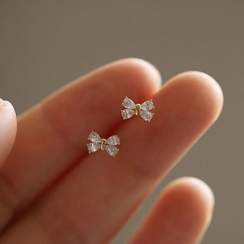 Exquisite and Compact Bow-shaped Earrings for Women, Light Luxury Earrings, Fashionable and Versatile Jewelry.