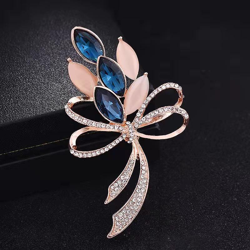 Elegante Perlen-Strass-Brosche: Damen Exquisite Brosche im Stil kleiner Duft und Seidentuch-Schnalle