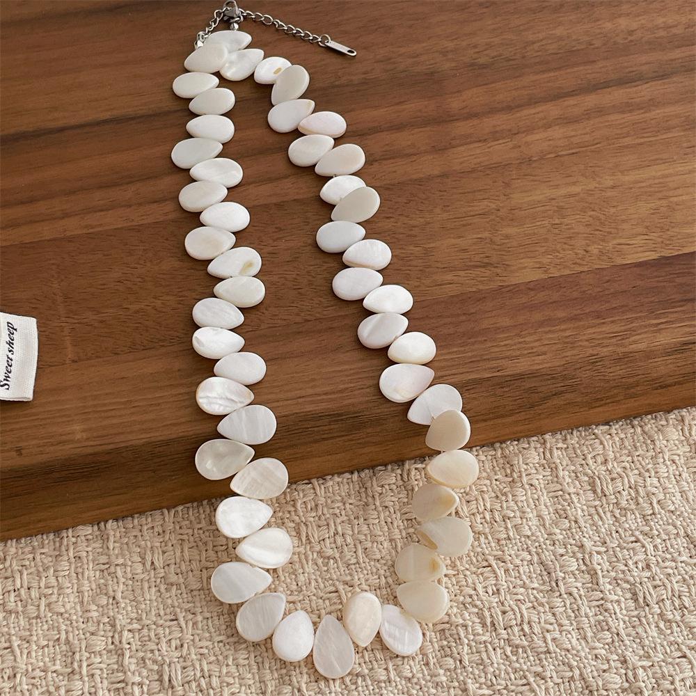 Women Silver Plated Copper Beaded Choker Necklace Natural Shell Water Drop Shaped Textured White Print белый