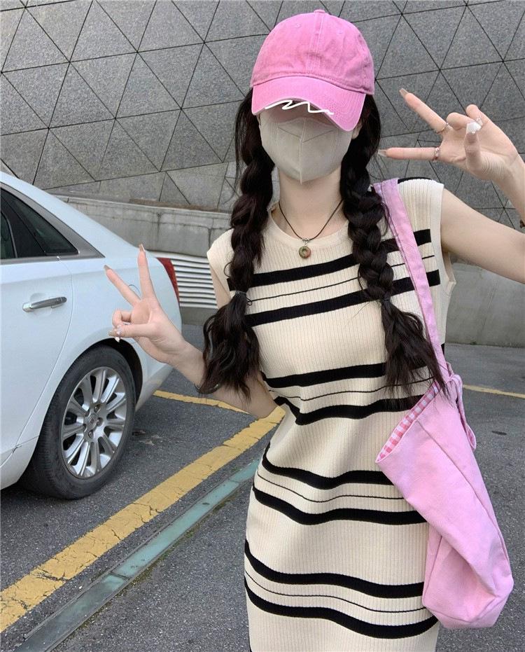 Neformální pruhované midi šaty bez rukávů z ledového hedvábí