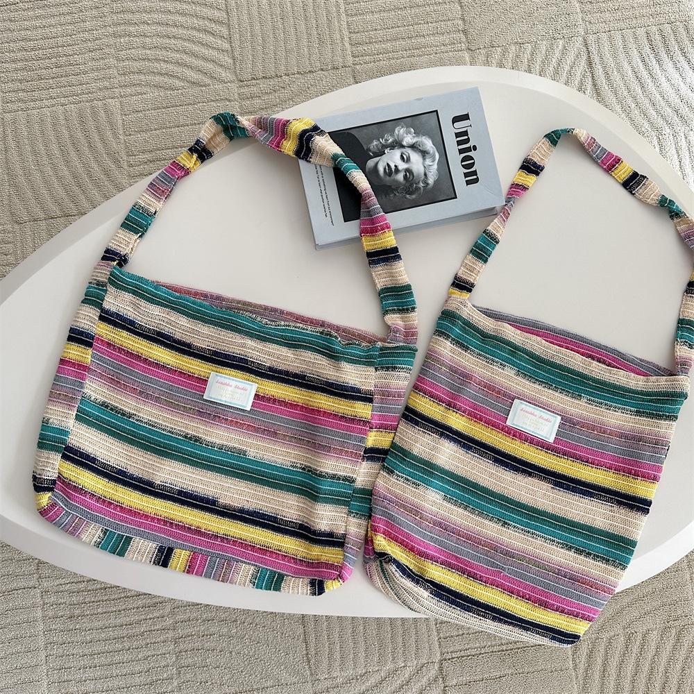 Bunte gestrickte Damen-Umhängetasche Süße Vintage-Damen-Einkaufstaschen Große Kapazität Wolle Regenbogen Damen-Reise-Tote-Handtaschen