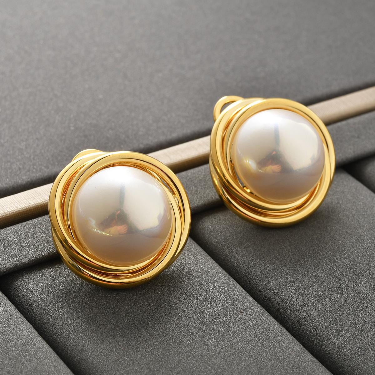 

Vintage court style Ankara red wine red pearl ear clips temperament advanced sense festive fashion light luxury ear buckles earrings