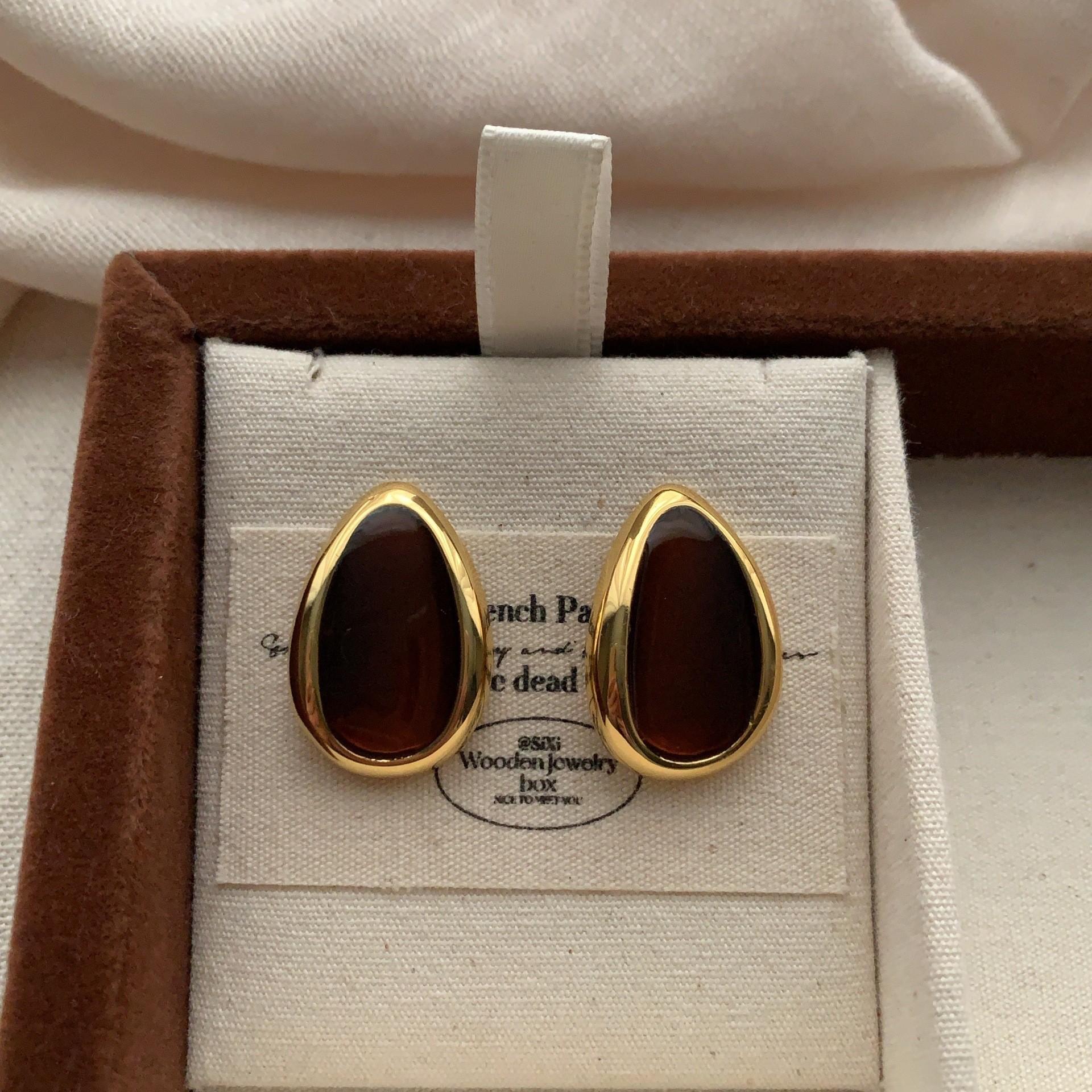 

Black gold enamel oil drop c-shaped color matching earrings European and American light luxury high-end fashion explosion diamond earrings women