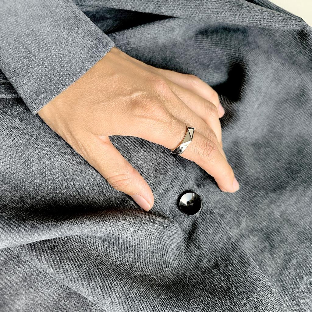 Серебряное кольцо с без камней, вес изделия 2,94 гр (2160793)