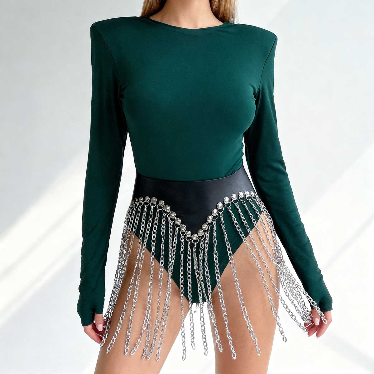 

Women s PU belt paired with a fringe chain-embellished set, accented with silver chain details—a distinctive party ensemble for