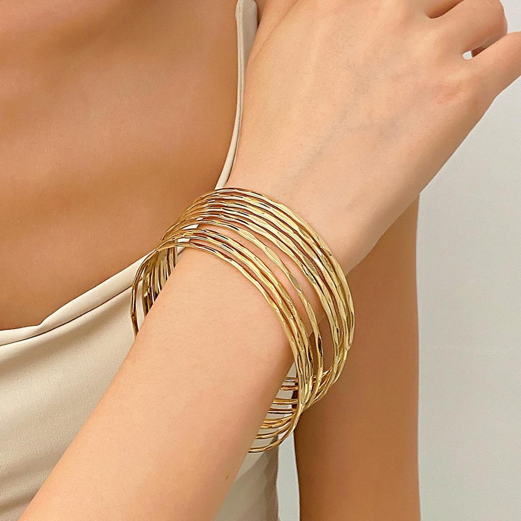 Conjunto de Pulseras de Aleación Dorada Estilo Étnico para Mujer - Colección de Pulseras Retro de Diez Piezas