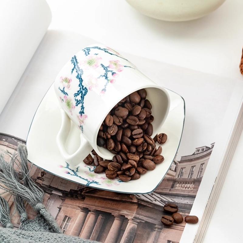 Kávový šálek s podšálkem z jemného kostního porcelánu s motivem kvetoucí švestky 300ml, barevné květiny, porcelánový čajový šálek s podšálkem