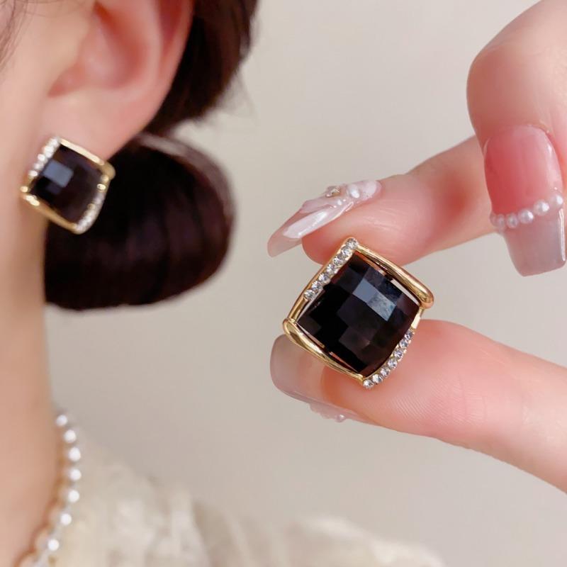 Women Minimalist Retro Diamond Inlaid Black Crystal Rhombus Stud Earrings