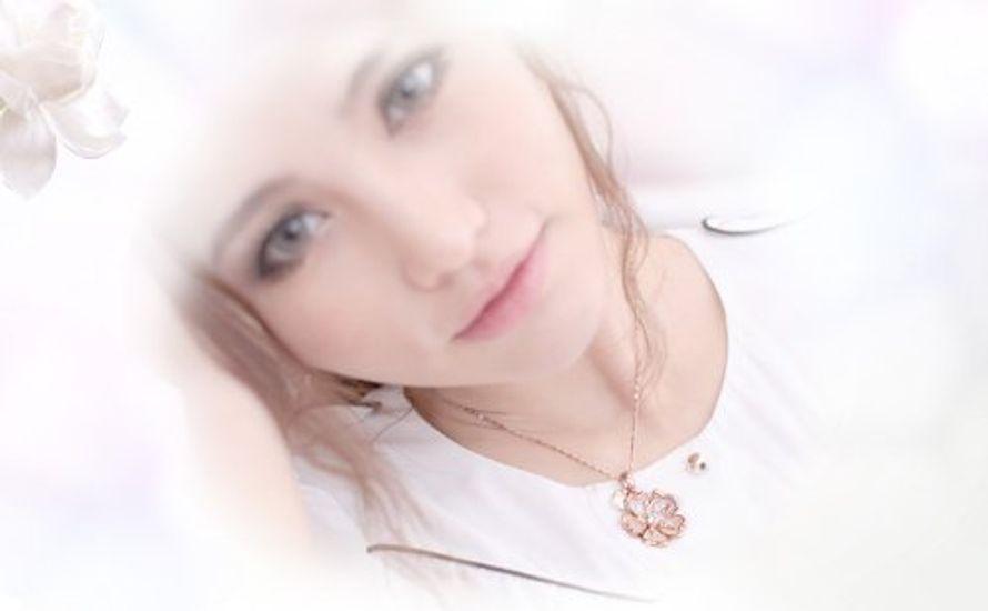 Brand IUHA Natural Shell Springy Sakura Necklace Metal Allergy and Discoloration Prevention Accessory Gift