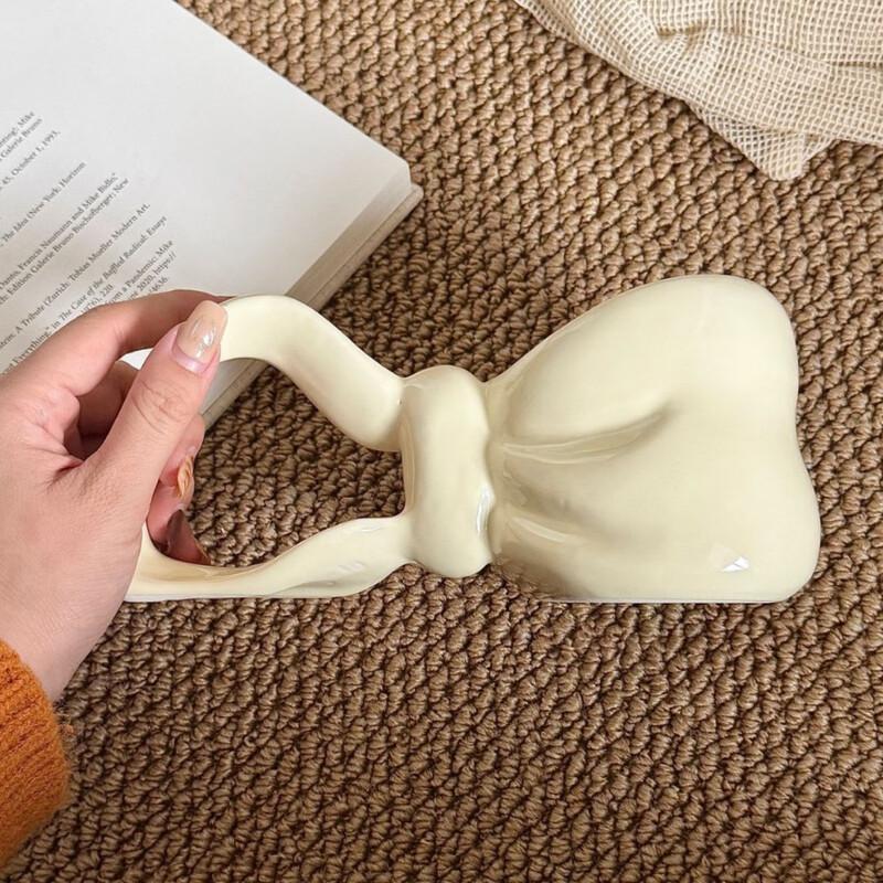 Französische Keramiktasse mit langem Griff und Schleife