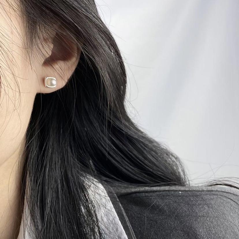 Square Pearl Stud Earrings Korean Version Simple Commuting Elegant Beauty Girl Heart Temperament Earrings