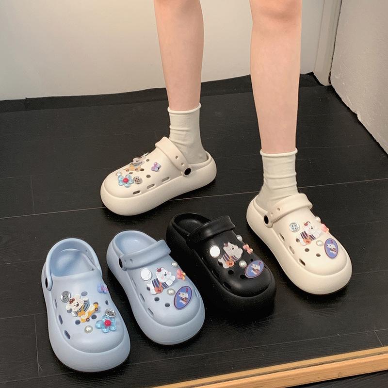 Internet Celebrity Explosion Cute Cartoon Black Platform Hole Shoes Women 2025 New Summer Wear Stepping On Shit Feeling Bag Head Drag