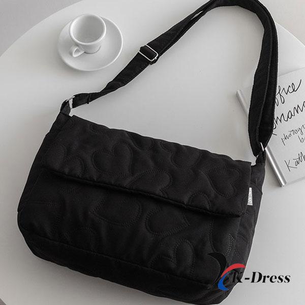 

Сумка-мессенджер з м якою підкладкою через плече з нейлоном та серцем (1 колір) 30x23x10.5cm чорний