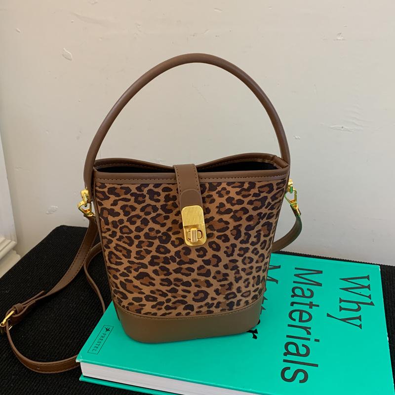 Niche Design Leopard Print Bucket Bag Women's 2025 New Retro Fashion Portable Commuter Bag Fashion Shoulder Messenger Bag