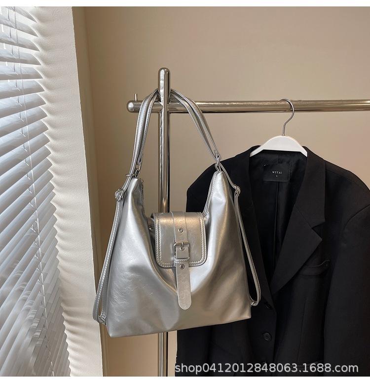 

Soft leather large-capacity commuter texture shoulder bag women s 2025 new retro foreign style underarm bag tote backpack