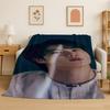 Kpop BBTS Kim Seok Jin Sänger Flanelldecke Weiche Warme Überwurfdecke für Schlafzimmer Wohnzimmer Bett Reise Camping Picknick Geschenk